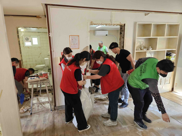 대구 신세계는 17일 대구시 수성구 예빛 그룹홈을 대상으로 세이브더칠드런과 함께 대구지역 그룹홈 주거시설 개선활동을 실시했다. 대구 신세계 제공