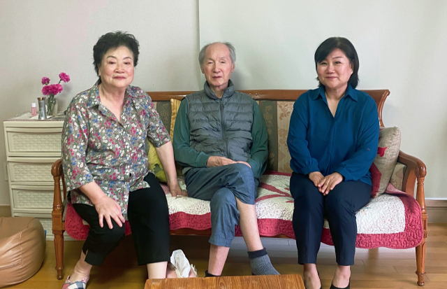 권은실(사진 오른쪽) 교수가 고 우종억(사진 가운데) 교수 내외와 함께 촬영한 사진. 권은실 교수 제공.
