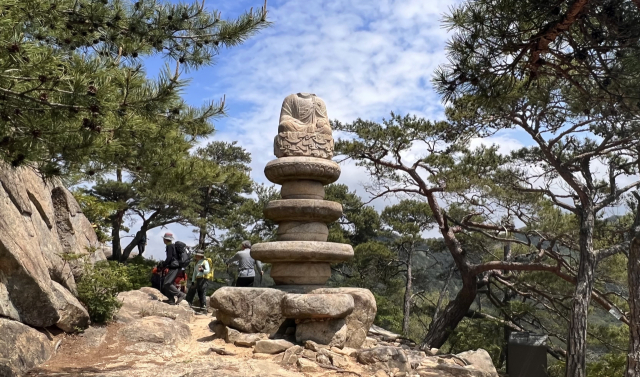 용장골을 거슬러 올라가다가 만나게 되는 불두없는 석조여래좌상