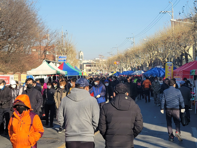 지난해 2월 27일 일요일 오전 9시쯤 달성공원 새벽시장이 장을 보러 나온 시민들로 북적이고 있다. 박성현 기자