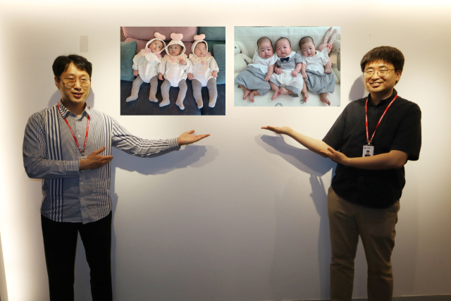 대구시청 남수진(사진 왼쪽) 주무관과 지선형 주무관이 자신의 아이들 사진을 보여주고 있다. 이화섭 기자.
