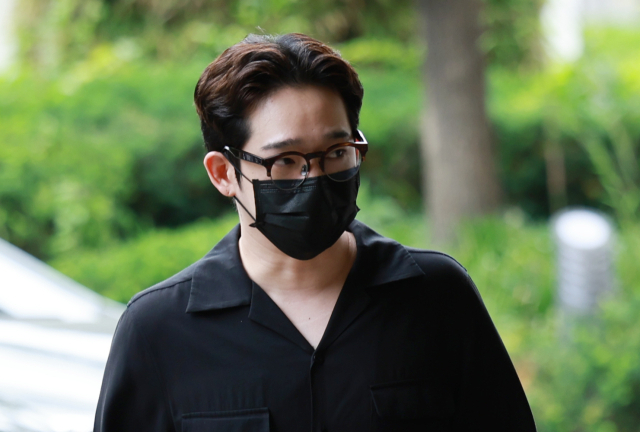 필로폰 투약 혐의를 받는 아이돌 출신 가수 남태현 씨가 18일 마포구 서울서부지방법원에서 열린 구속 전 피의자 심문(영장심사)에 출석하고 있다. 연합뉴스