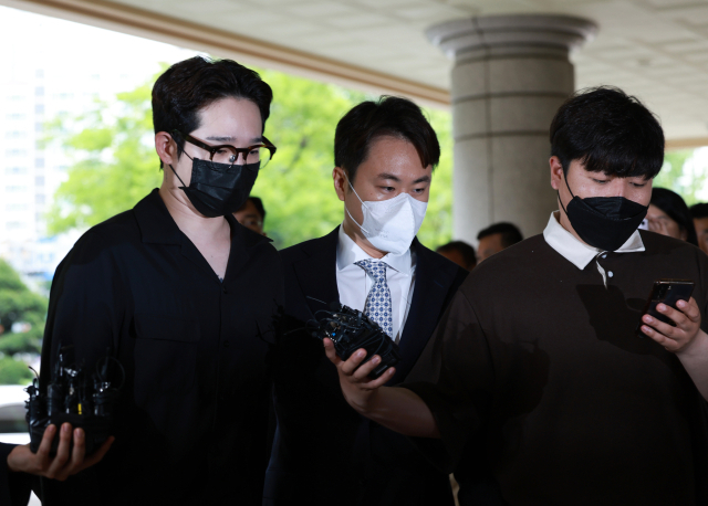 필로폰 투약 혐의를 받는 아이돌 출신 가수 남태현 씨가 18일 마포구 서울서부지방법원에서 열린 구속 전 피의자 심문(영장심사)에 출석하고 있다. 연합뉴스