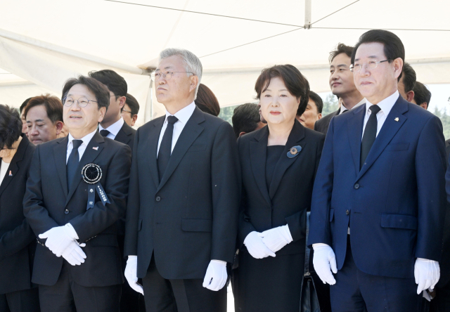 문재인 전 대통령이 부인 김정숙 여사와 제43주년 5.18 민주화운동 기념일을 하루 앞둔 17일 오전 광주 북구 운정동 국립5.18민주묘지를 찾아 강기정 광주시장, 김영록 전남지사와 입장하고 있다. 연합뉴스