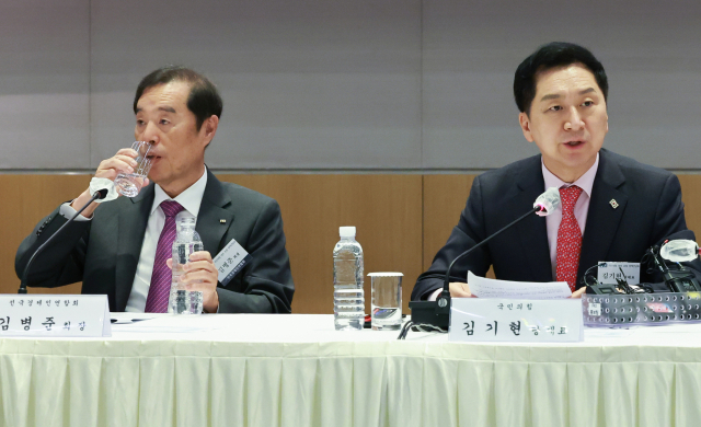 김병준 전국경제인연합회(전경련) 회장 직무대행(왼쪽)이 지난 5월 15일 서울 영등포구 전경련 컨퍼런스센터에서 열린 국민의힘 당 대표 초청 정책간담회에서 발언을 마친 뒤 물을 마시고 있다. 김 대행 오른쪽은 국민의힘 김기현 대표. 연합뉴스