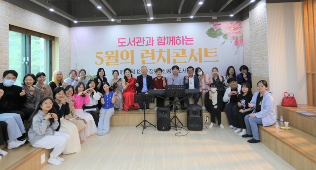 경북도립대학교 창의혁시공간에서 열린 5월의 런치콘서트에 참석한 관객과 아티스트 등이 기념촬영을 하고 있다. 경북도립대 제공