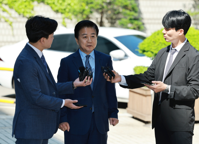 수천만원대 뇌물과 불법 정치자금을 받은 혐의를 받는 더불어민주당 노웅래 의원이 19일 서울 서초구 서울중앙지방법원에서 열린 첫 공판기일에 출석하며 입장을 밝히고 있다. 연합뉴스