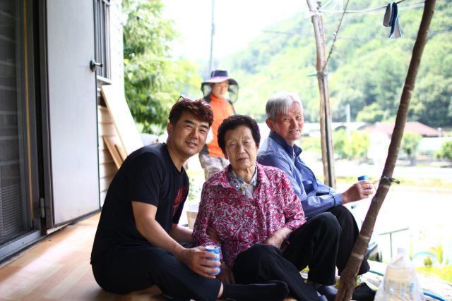 장수택(사진 왼쪽) 대구성서경찰서 두류파출소장과 아버지 고 장준필(사진 오른쪽) 씨가 농막에 갔을 때 찍은 사진. 가족 제공.