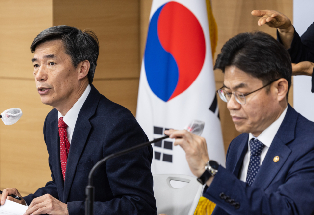 박구연 국무조정실 1차장(왼쪽)과 후쿠시마 원전 전문가 현장 시찰단장인 유국희 원자력안전위 위원장이 19일 오전 서울 종로구 정부서울청사에서 후쿠시마 원전 오염수 전문가 현장시찰단 구성과 현지 일정 등을 발표하고 있다. 연합뉴스
