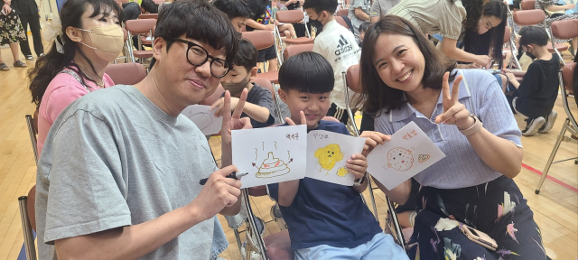 지난 17일 오후 7시 대구 달서구에 있는 용천초등학교 강당에서 학생과 학부모 300여 명이 참석한 가운데 권오준 생태동화작가와 함께하는 북 콘서트 개최됐다. 대구시교육청 제공