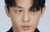 마약류 투약 혐의를 받는 배우 유아인이 지난 17일 오전 서울경찰청 마약범죄수사대에서 마약류관리법 위반 피의자 신분으로 2차 조사를 마친 뒤 청사를 나서고 있다. 연합뉴스