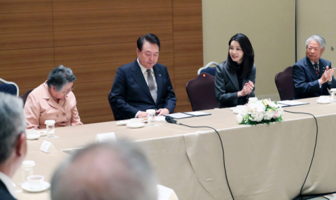 [화보] 尹, 동포 원폭 피해자 착석 돕고 박수 받아…김건희 여사 동석