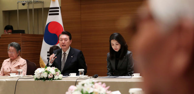 주요 7개국(G7) 정상회의 참석차 일본을 찾은 윤석열 대통령이 19일 일본 히로시마 한 호텔에서 열린 히로시마 동포 원폭 피해자와의 간담회에서 발언하고 있다. 연합뉴스