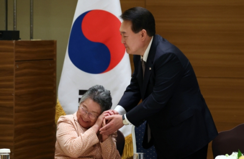 尹, 동포 원폭 피해자들 위로 