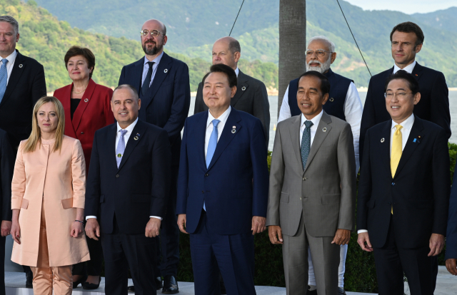 G7 의장국인 일본 초청에 따른 참관국(옵서버) 자격으로 G7 정상회의 참석한 윤석열 대통령이 20일 일본 히로시마 그랜드 프린스 호텔에서 열린 G7 정상회의에서 주요 7개국 정상 등과 기념촬영을 하고 있다. 연합뉴스