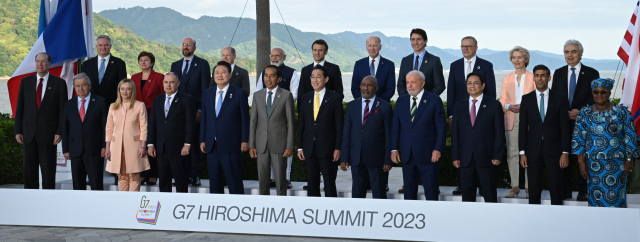 G7 의장국인 일본 초청에 따른 참관국(옵서버) 자격으로 G7 정상회의 참석한 윤석열 대통령이 20일 일본 히로시마 그랜드프린스호텔에서 열린 G7 정상회의에서 각국 정상들과 기념촬영을 하고 있다. 사진 아랫줄 왼쪽부터 데이비드 맬패스 세계은행 총재, 안토니오 구테흐스 유엔 사무총장, 조르자 멜로니 이탈리아 총리, 마크 브라운 쿡 제도 총리, 윤석열 대통령, 조코 위도도 인도네시아 대통령, 기시다 후미오 일본 총리, 아잘리 아수마니 코모로 대통령, 루이스 이나시우 룰라 다시우바 브라질 대통령, 팜 민 찐 베트남 총리, 리시 수낵 영국 총리, 응고지 오콘조이웨알라 세계무역기구 사무총장. 윗줄 왼쪽부터 마티아스 코먼 OECD 사무총장, 크리스탈리나 게오르기에바 국제통화기금 총재, 우르줄라 폰데어라이엔 EU 집행위원장, 올라프 숄츠 독일 총리, 나렌드라 모디 인도 총리, 에마뉘엘 마크롱 프랑스 대통령, 조 바이든 미국 대통령, 쥐스탱 트뤼도 캐나다 총리, 앤서니 앨버니지 호주 총리, 샤를 미셸 EU 정상회의 상임의장, 파티 비롤 국제에너지기구 사무총장. 연합뉴스