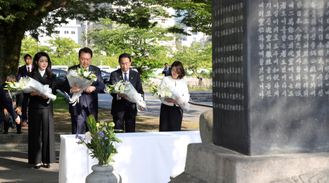 G7 정상회의 참관국 자격으로 일본을 방문 중인 윤석열 대통령과 부인 김건희 여사, 기시다 후미오 일본 총리와 부인 기시다 유코 여사가 21일 히로시마 평화기념공원 내 한국인 원폭 피해자 위령비에 헌화하고 있다. 연합뉴스