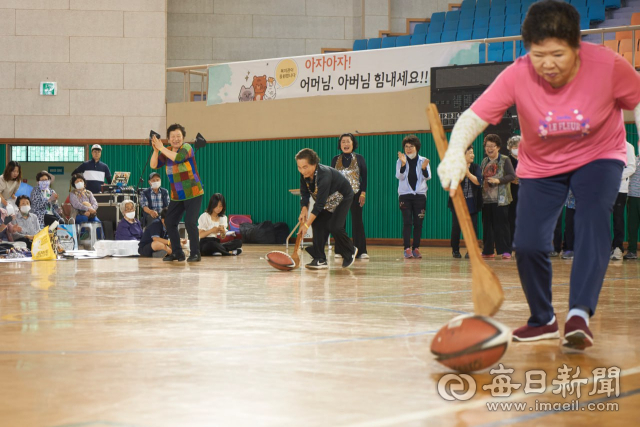 경산시어르신종합복지관 회원들이 20일 대구가톨릭대학교 효성캠퍼스에서 열린 제 1회 가족 명랑 운동회에서 경기를 하고 있다. 경산시어르신종합복지관 제공