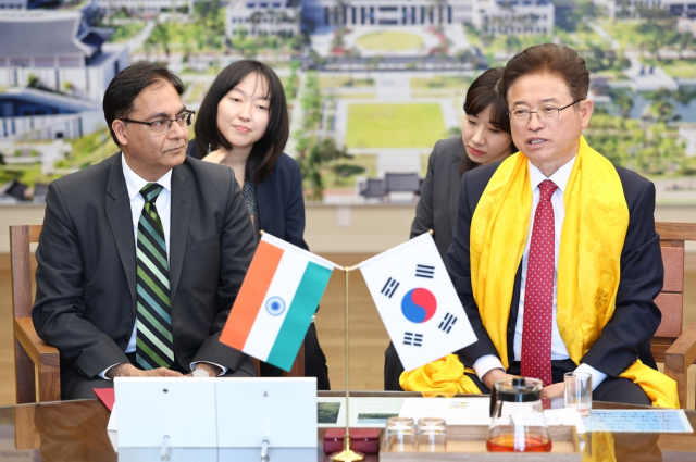 이철우 경북도지사는 지난 10일 아밋 쿠마르 주한인도대사 일행을 경북도청에 초청해 통상, 투자, 인력교류 등 다양한 분야의 협력을 요청했다. 경북도 제공
