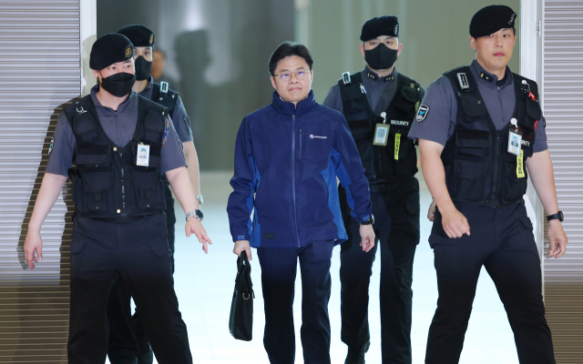 후쿠시마 오염수 전문가 현장 시찰단장인 유국희 원자력안전위원장이 21일 오전 인천국제공항 제2여객터미널을 통해 일본으로 출국하고 있다. 유 위원장이 이끄는 시찰단은 한국원자력안전기술원 원전·방사선 전문가 19명, 한국해양과학기술원(KIOST) 해양환경 방사능 전문가 1명까지 모두 21명으로 구성됐으며 22~25일 관계 기관과 회의·질의응답 및 후쿠시마 제1 원전 오염수 관리 실태를 확인할 예정이다. 연합뉴스