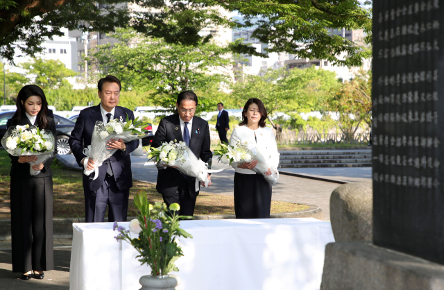 G7 정상회의 참관국 자격으로 일본을 방문 중인 윤석열 대통령과 부인 김건희 여사, 기시다 후미오 일본 총리와 부인 기시다 유코 여사가 21일 히로시마 평화기념공원 내 한국인 원폭 희생자 위령비에 헌화하고 있다. 연합뉴스