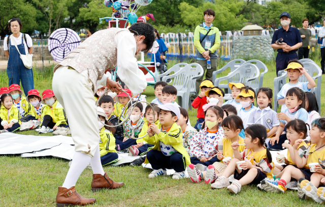 2023 성주참외&생명문화축제에 온 어린이 관람객들이 대형 야외 놀이공원 키즈랜드에서 공연을 보면서 즐거워하고 있다. 성주군 제공
