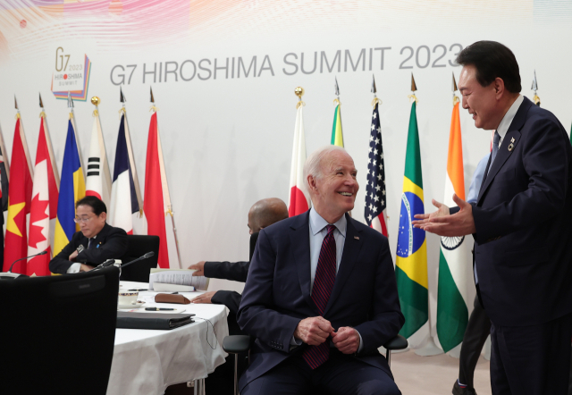 G7 정상회의 참관국 자격으로 일본을 방문 중인 윤석열 대통령이 21일 히로시마 그랜드프린스호텔에서 열린 G7 정상회의 확대세션에서 조 바이든 미국 대통령과 대화하고 있다. 연합뉴스