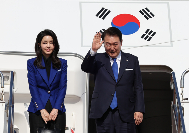 주요 7개국(G7) 정상회의 일정을 마친 윤석열 대통령과 부인 김건희 여사가 21일 히로시마 공항에서 귀국길에 오르며 환송객들에게 손을 들어 인사하고 있다. 연합뉴스