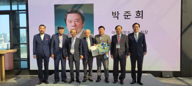 (왼쪽부터)소재학 미래포럼 회장, 김영진 전 농림부장관, 오명 전 부총리, 조완규 제18대 서울대총장, 아이넷방송그룹 박준희 회장, 오세정 전 서울대총장, 임충식 서울보증재단중앙회 회장. 제공 아이넷방송그룹
