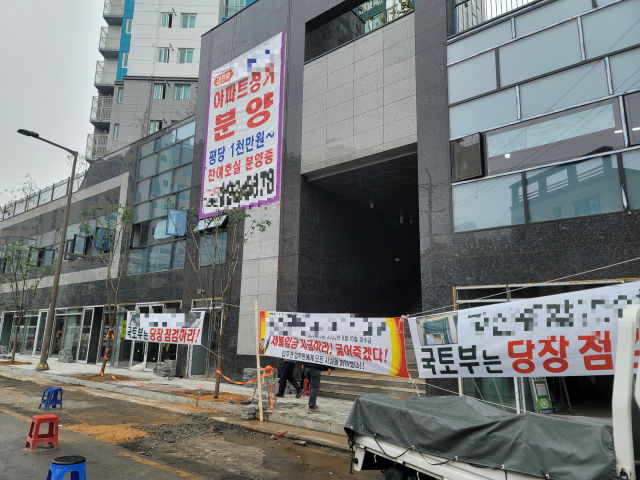 지난 18일 오전 10시쯤 북구 태전동의 한 아파트 건설현장 앞에서는 근로자 30여 명이 체불임금 지급을 촉구하는 집회를 열었다. 박성현 기자