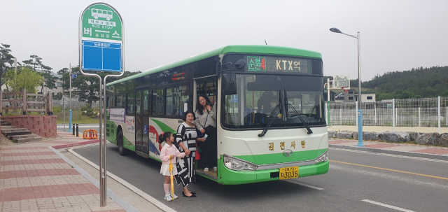 경북 김천시는 22일 코로나19 이후 버스 이용객이 증가함에 따라 시내버스 3개 노선을 신설하고 10개 노선 운행 시간을 변경해 운행한다고 밝혔다. 김천시 제공