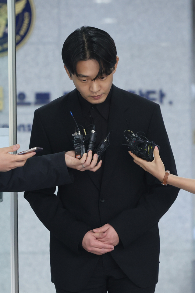 마약류 투약 혐의를 받는 배우 유아인이 지난 5월 17일 오전 서울경찰청 마약범죄수사대에서 마약류관리법 위반 피의자 신분으로 2차 조사를 마친 뒤 고개숙여 인사하고 있다. 연합뉴스