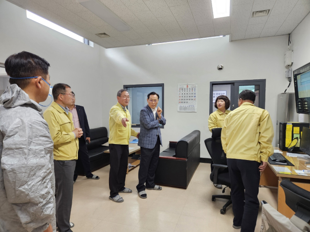 경북농협(본부장 윤성훈)은 22일 문경거점소독시설을 찾아 구제역 방역 대책을 논의하고, 차단방역에 힘쓰고 있는 가축방역관계자를 격려하며 위문품을 전달했다.