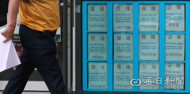 아파트 전세 가격 하락세가 이어지면서 역전세난 우려가 커지는 가운데 22일 오후 대구 수성구의 한 부동산 중개업소 앞에 전세 매물 등 부동산 매물 정보가 게시되어 있다. 이날 직방에 따르면 올해 4월 전세가격지수가 2년 전 대비 11.8% 떨어졌다. 정운철 기자 woon@imaeil.com