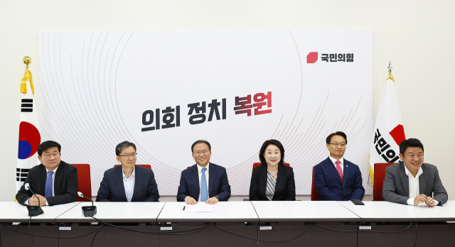 초당적 정치개혁 모임 의원들이 16일 오후 서울 여의도 국회 국민의힘 원내대표실에서 윤재옥 원내대표를 만나고 있다. 왼쪽부터 더불어민주당 전해철, 정성호 의원, 윤재옥 원내대표, 정의당 심상정 의원, 국민의힘 조해진, 유의동 의원. 연합뉴스