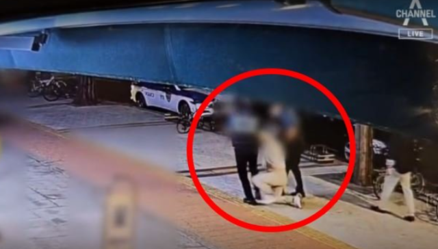 만취한 상태로 난동을 피우던 40대 여성이 출동한 경찰에게 폭행을 가해 조사받고 있는 것으로 알려졌다. 채널A 보도 캡처
