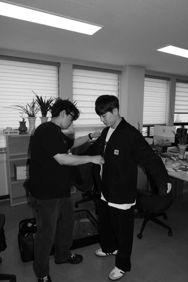 첫 번째 룩 외국 래퍼 스타일 파격룩. © Copyright all rights resevered by HD. 사진 & 아트워크 김현동