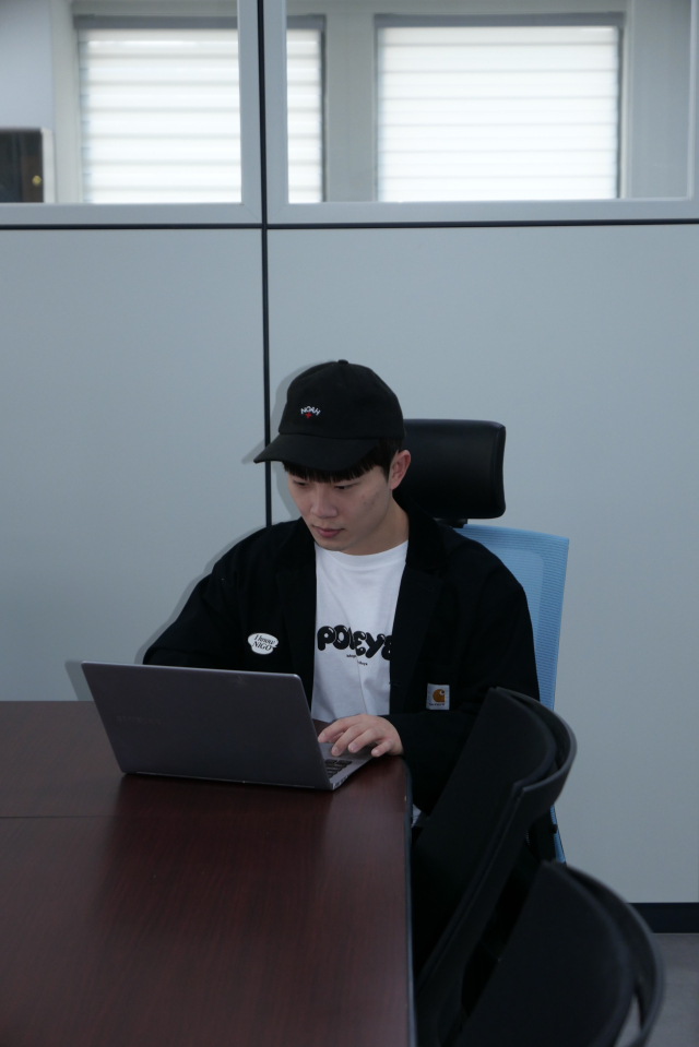 분위기에 맞게 신문 보는 콘셉트도 한컷. @copyright all rights resevered by HD. 사진 김현동