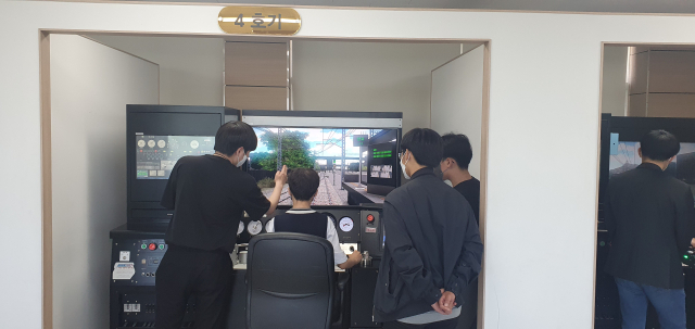 진로 체험에 참가한 고교생들이 직무 체험을 하고 있다. 경북전문대 제공
