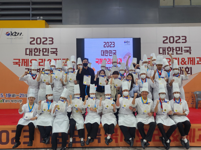 19~21일 서울 양재동 aT센터에서 열린 2023 대한민국 국제요리&제과 경연대회서 상서고 학생들이 최우수상(대구시장상), 장려상(집단급식조리협회장상), 금상 6개, 은상 1개를 수상했다. 대구시교육청 제공
