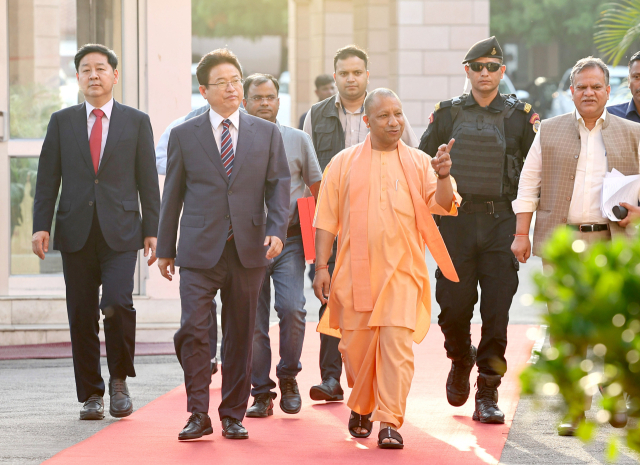 경북도는 22일 인도 우타르 프라데시(Uttar Pradesh) 주에서 요기 아디티아나트(Yogi Adityanath) 총리와 만나 상호교류 협약을 맺었다. 경북도 제공
