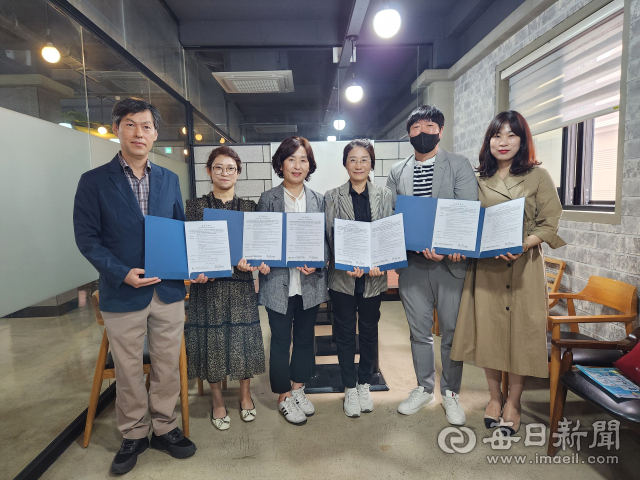 포항e요양병원과 포항시 재가노인지원서비스협회 관계자들이 지역사회 어르신들에 대한 복지 증진 업무협약서를 나눈 뒤 기념촬영을 하고 있다. 포항e요양병원 제공