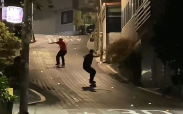 지난 21일 온라인커뮤니티에 비탈길에서 스케이트보드를 타면서 역주행하다 사고를 낸 외국인 남성들의 영상이 공개되면서 논란이 일고 있다. 온라인커뮤니티