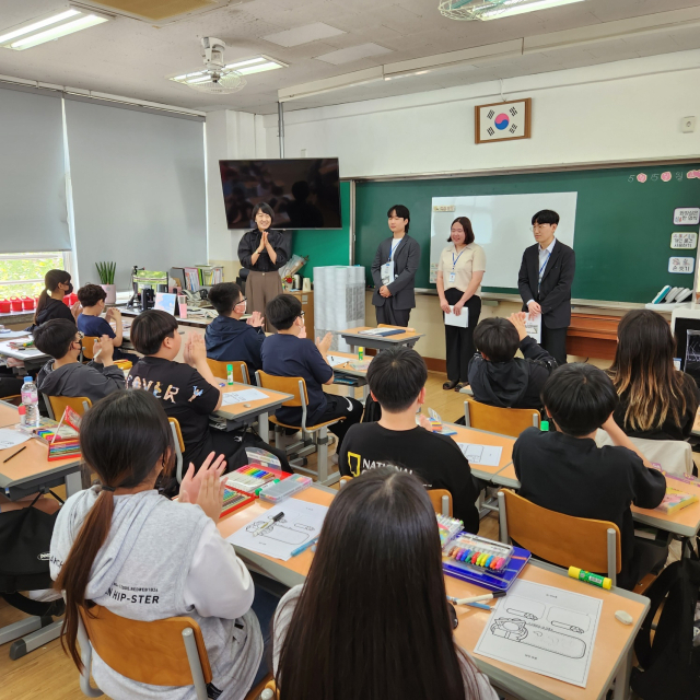경북도교육청은 오는 26일까지 대구교육대학교 3학년 재학생을 대상으로 농어촌 교육 실습 학교를 운영하고 있다. 사진은 경북지역 초등학교에서 2주간 실습을 하고 있는 예비교사들의 모습. 경북교육청 제공