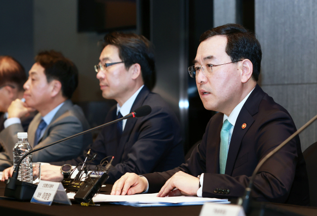 이창양 산업통상자원부 장관이 18일 서울 중구 남대문 코트야드 메리어트호텔에서 열린 디스플레이 혁신전략 원탁회의를 주재하고 있다. 연합뉴스