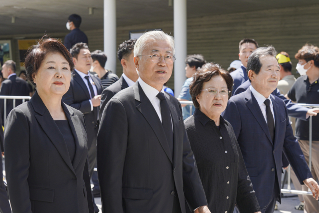 문재인 전 대통령과 부인 김정숙 여사, 노무현 전 대통령 부인 권양숙 여사, 정세균 노무현재단 이사장이 23일 오후 경남 김해시 진영읍 봉하마을에서 열린 노무현 전 대통령 서거 14주기 추도식에 참석하고 있다. 연합뉴스