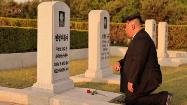 북한 김정은 국무위원장이 현철해 인민군 원수의 사망 1주기를 맞아 묘소를 방문해 빨간 장미꽃을 헌화했다. 조선중앙TV가 20일 보도했다. 조선중앙TV