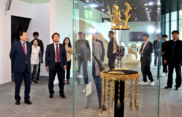 주낙영 경주시장이 다음 달 개관하는 고분정보센터를 방문해 시설을 점검하고 있다. 경주시 제공