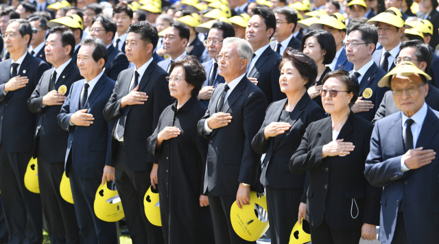 23일 경남 김해시 진영읍 봉하마을에서 열린 노무현 전 대통령 서거 14주기 추도식에서 권양숙 여사와 문재인 전 대통령 부부를 비롯한 참석자들이 국민의례를 하고 있다. 연합뉴스
