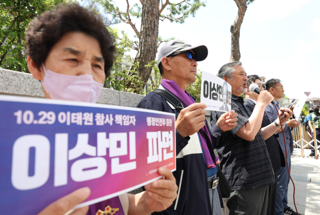 이태원 참사 부실 대응 논란으로 탄핵 소추된 이상민 행정안전부 장관에 대한 두번째 변론 절차가 열린 23일 오후 서울 종로구 헌법재판소 앞에서 열린 기자회견에서 이정민 이태원참사유가족협의회 대표 직무대행이태원 참사 유가족이 이 장관의 파면을 촉구하는 발언을 하고 있다. 연합뉴스